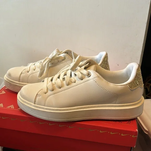 Steve Madden white leather coated shoes with rhinestone heel. Size 9 - Picture 3 of 5